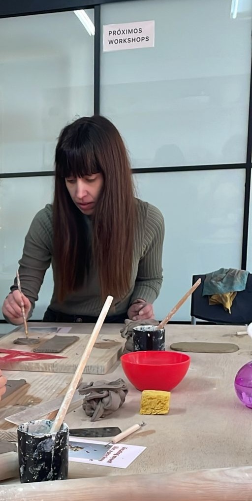 alumna valora el taller de cerámica