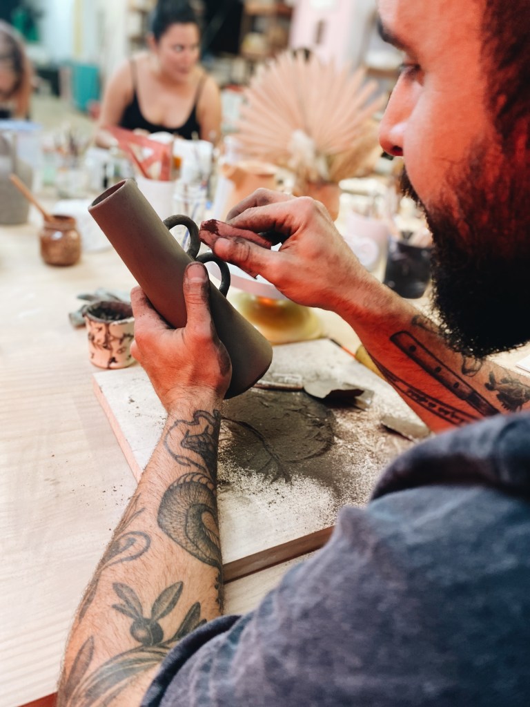 Alumno haciendo cerámica en Bonitos Pottery