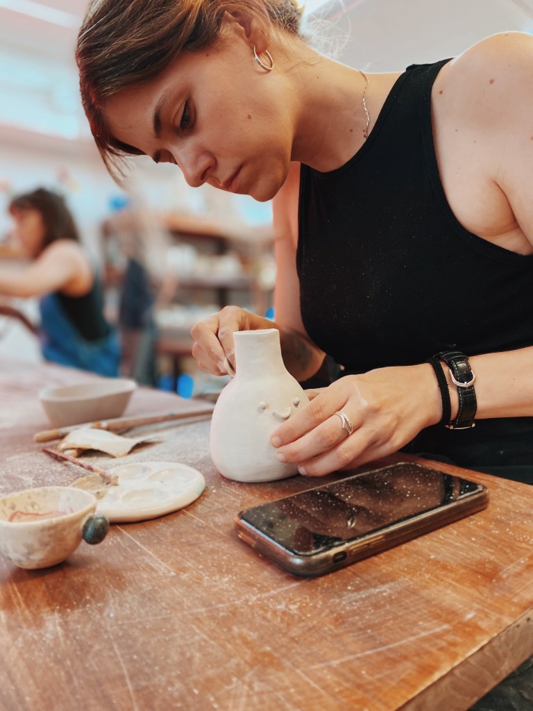 alumna en clases semanales de cerámica