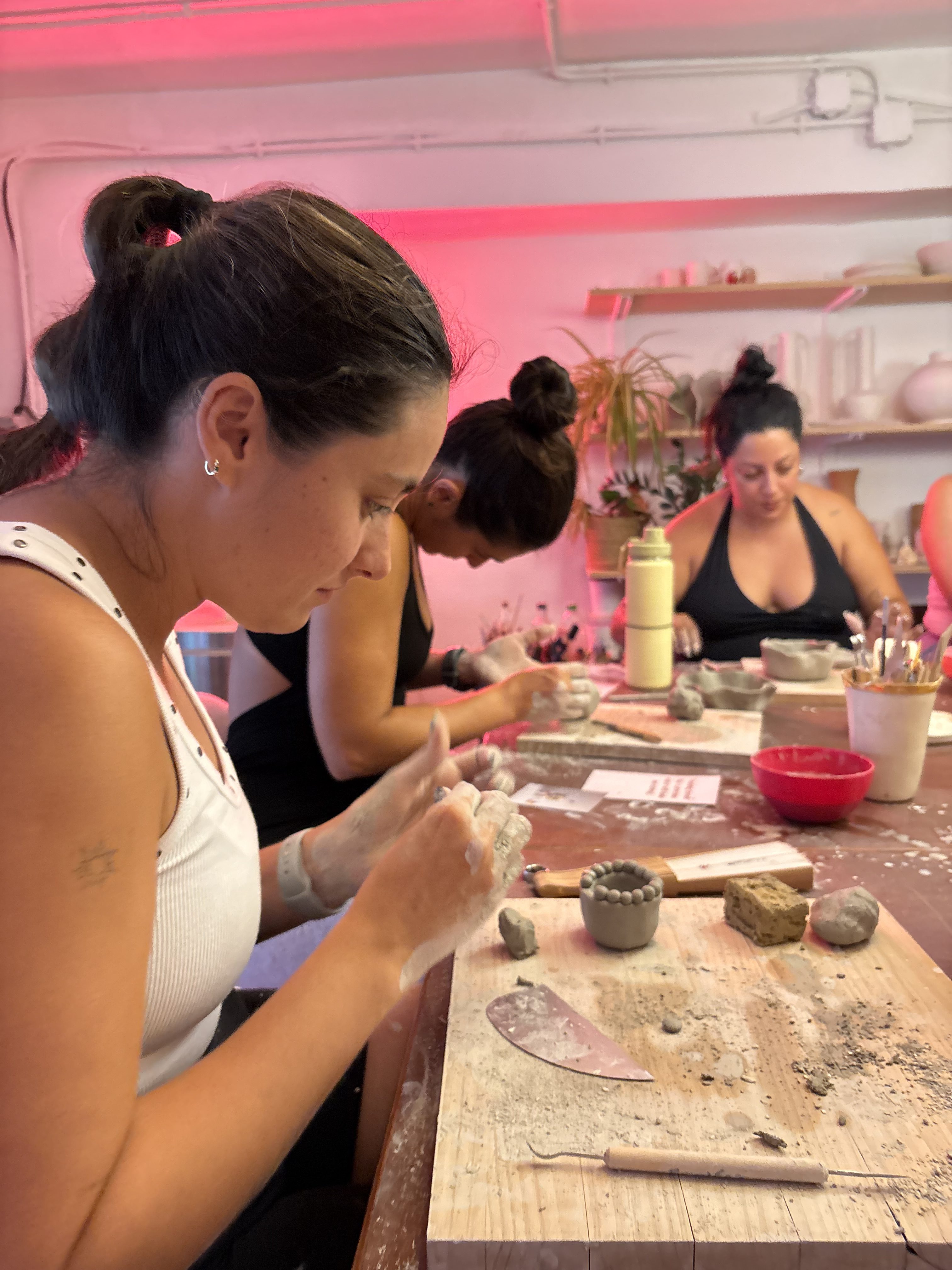 chica aprendiendo cerámica