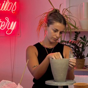 chica en clases de ceramica