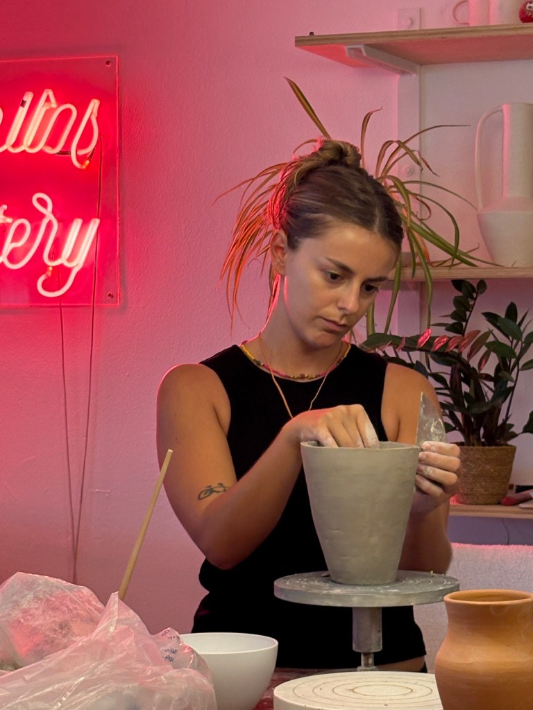 chica en clases de ceramica